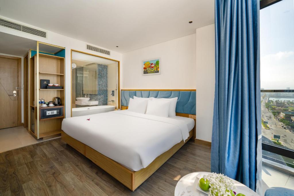 Phòng Premier Deluxe Giường Đôi Có Ban Công Và Bồn Tắm