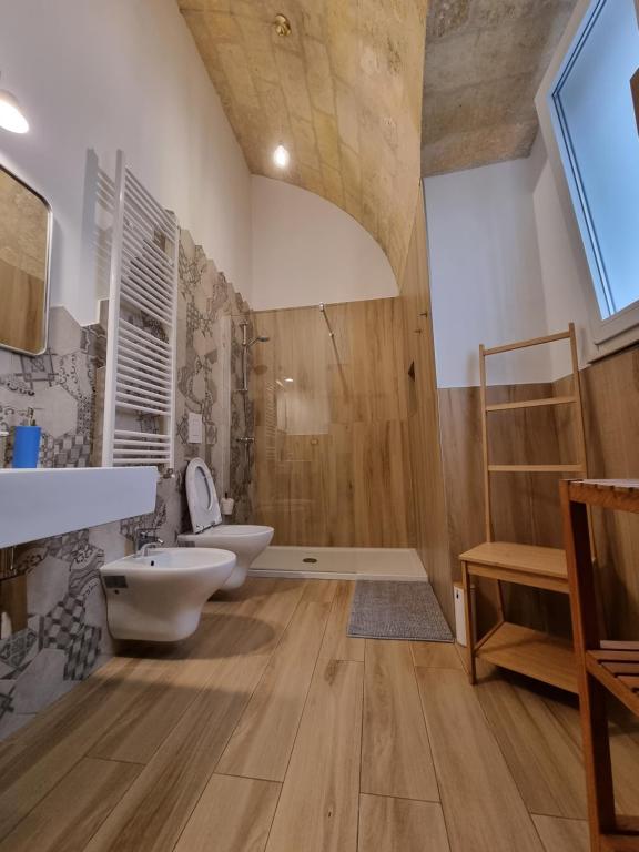 bagno con 2 servizi igienici e lavandino di B&B Novecento Italiano ad Altamura