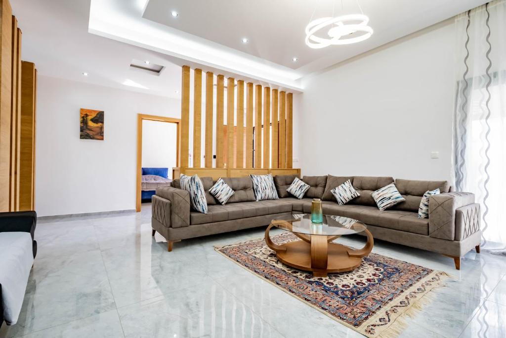 uma sala de estar com um sofá e uma mesa em Villetta di lusso in Tunisia em Tunes