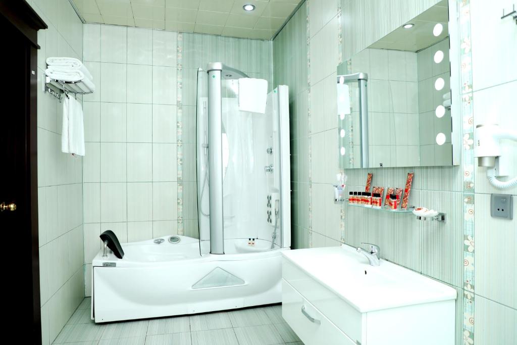 Koupelna v ubytování Modern Hotel