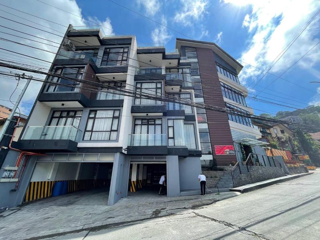 een hoog gebouw aan de kant van een straat bij UPHILL HOTEL BAGUIO in Baguio