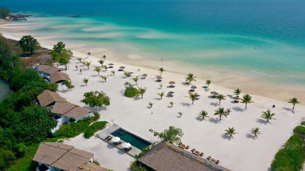 una vista aérea de una playa con palmeras y el océano en The Secret Garden Koh Rong en Koh Rong Island