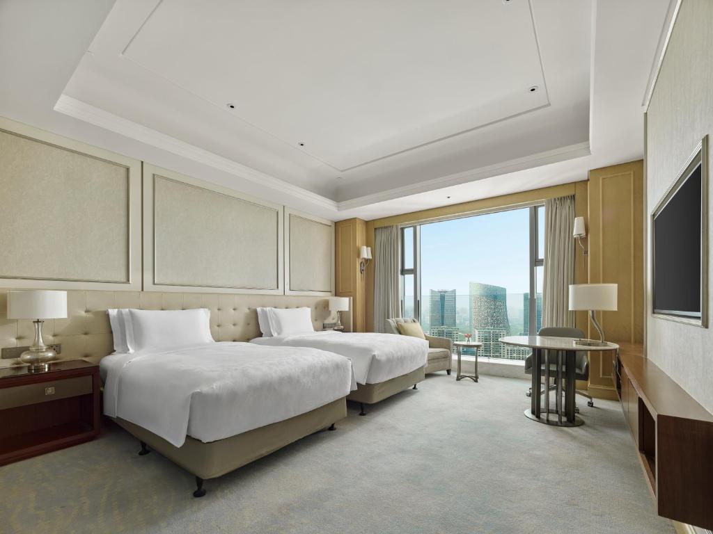Postel nebo postele na pokoji v ubytování The Langham, Hefei