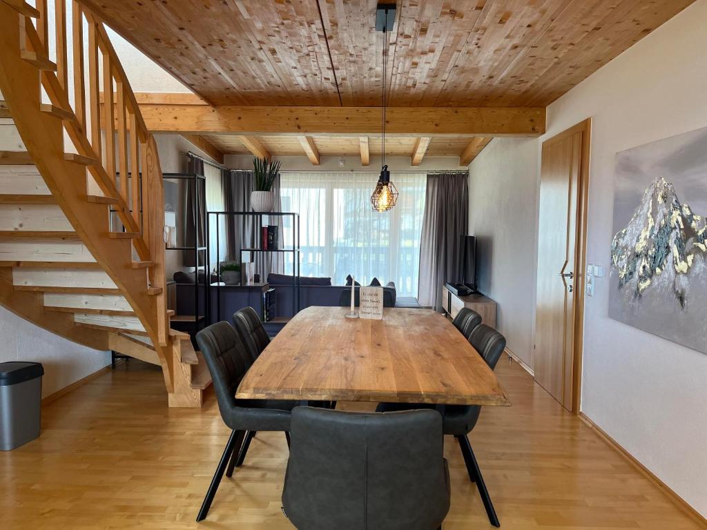 een eetkamer met een houten tafel en stoelen bij Apartment Bergzauber in Reith im Alpbachtal
