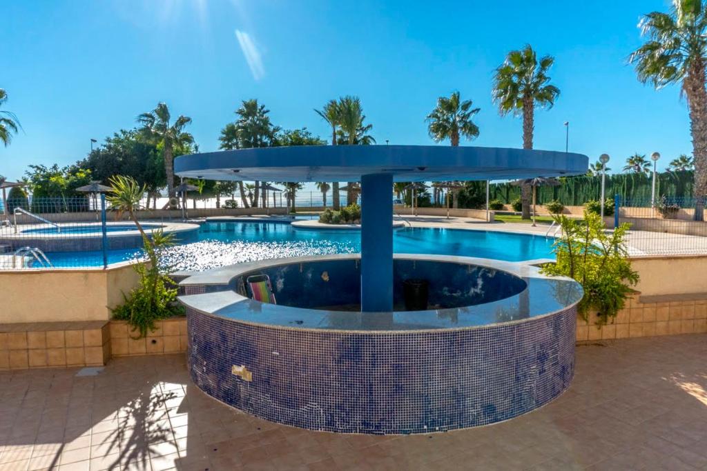 Bazén v ubytování CB Living - Beachfront apartment in Aguamarina nebo v jeho okolí