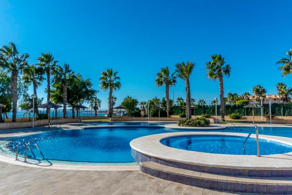 Bazén v ubytování CB Living - Beachfront apartment in Aguamarina nebo v jeho okolí