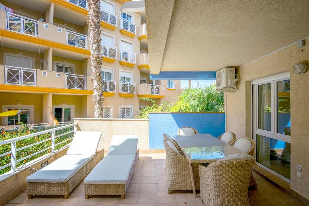 Balkón nebo terasa v ubytování CB Living - Beachfront apartment in Aguamarina