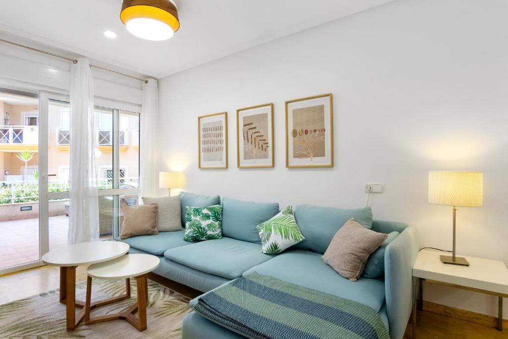 Posezení v ubytování CB Living - Beachfront apartment in Aguamarina