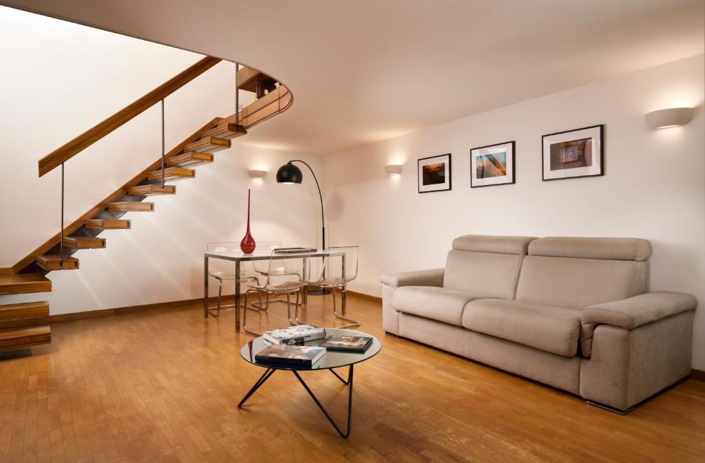 uma sala de estar com um sofá e uma mesa em Navona 80 Loft em Roma
