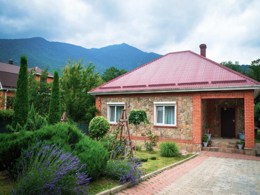 グゼリプリにあるГостевой дом и коттедж Volkov Houseの赤い屋根の小さなレンガ造りの家