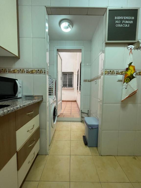 A kitchen or kitchenette at Granada a un paso, Parking Gratis