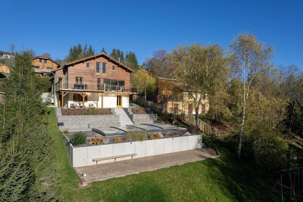 widok z lotu ptaka na dom z ogrodem w obiekcie Le Cerf, chalet cocooning avec piscine et billard w mieście Ban-sur-Meurthe-Clefcy