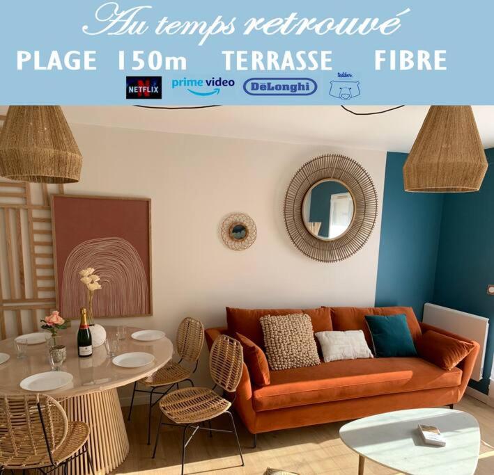 un salon avec un canapé et une table dans l'établissement Au temps retrouvé, à Cabourg