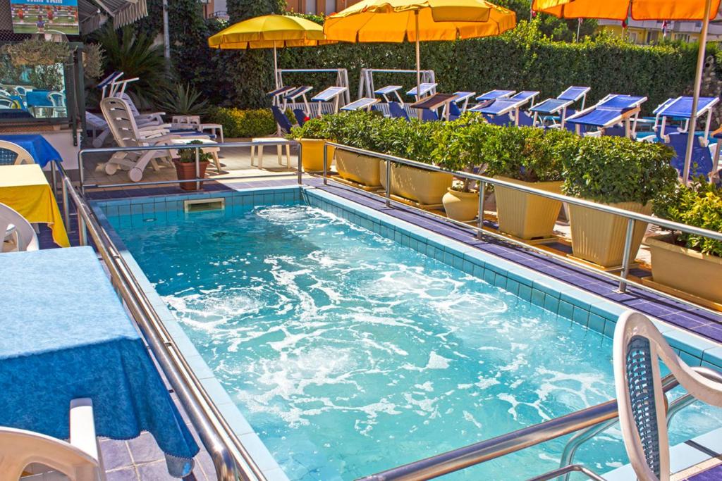 Bazén v ubytování Hotel Tassoni Maison nebo v jeho okolí