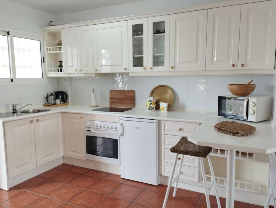 Kuchyňa alebo kuchynka v ubytovaní Central 2 bedroom with sea views, Acapulco Playa, Nerja