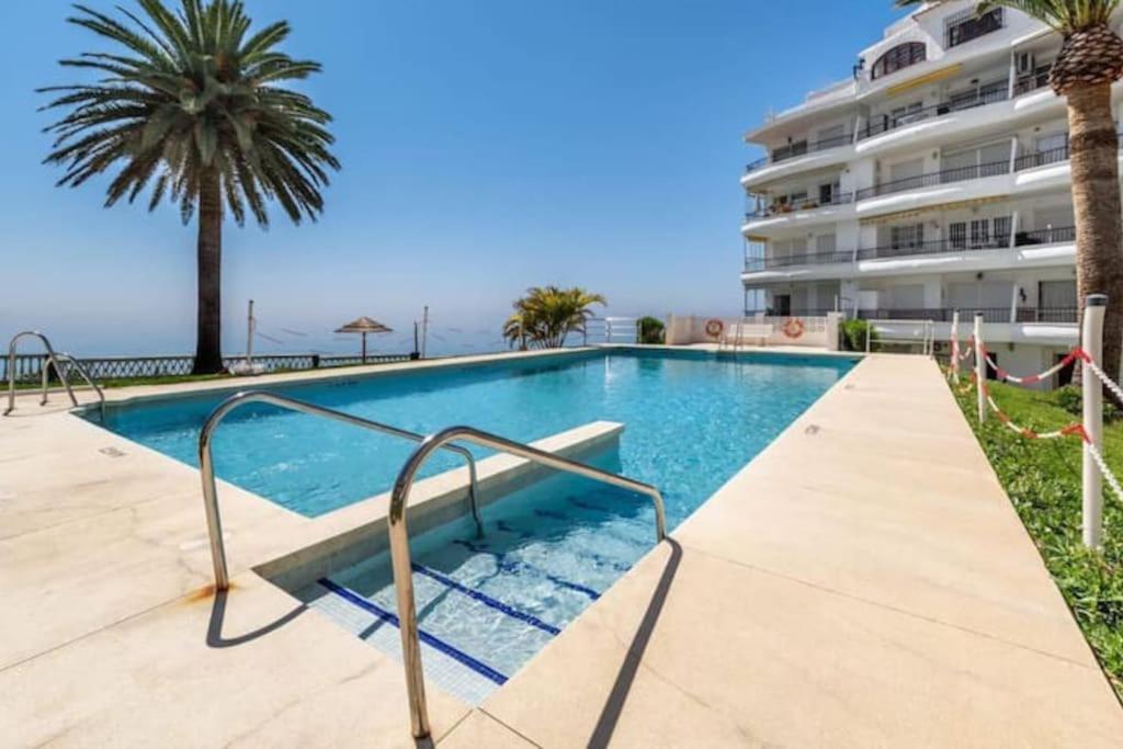 Bazén v ubytovaní Central 2 bedroom with sea views, Acapulco Playa, Nerja alebo v jeho blízkosti