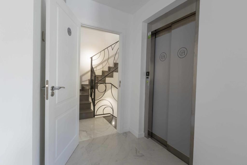 THE CLOCK HOUSE - Luxury Urban Suites - 9