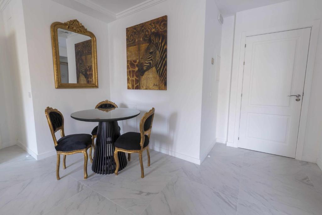 THE CLOCK HOUSE - Luxury Urban Suites - 4