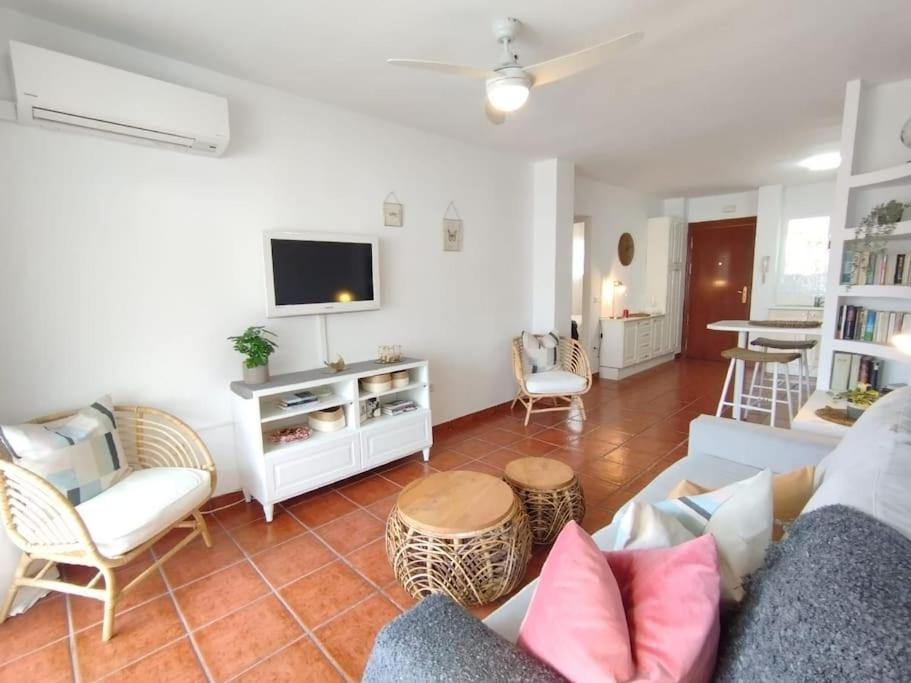 Televízia a/alebo spoločenská miestnosť v ubytovaní Central 2 bedroom with sea views, Acapulco Playa, Nerja