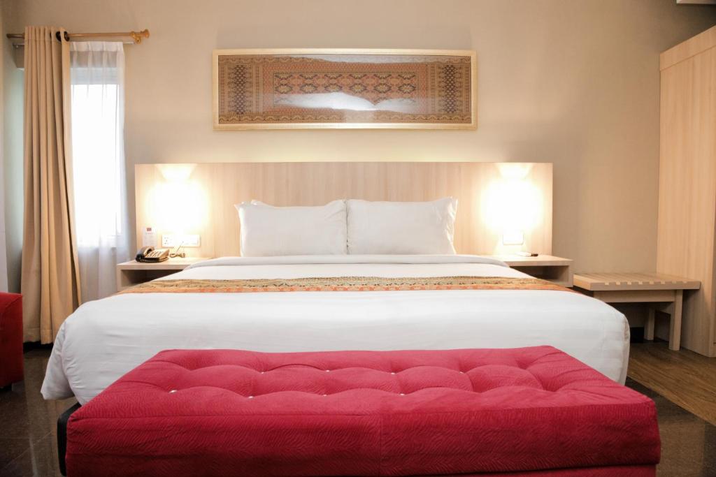 Postel nebo postele na pokoji v ubytování Grand Inna Medan