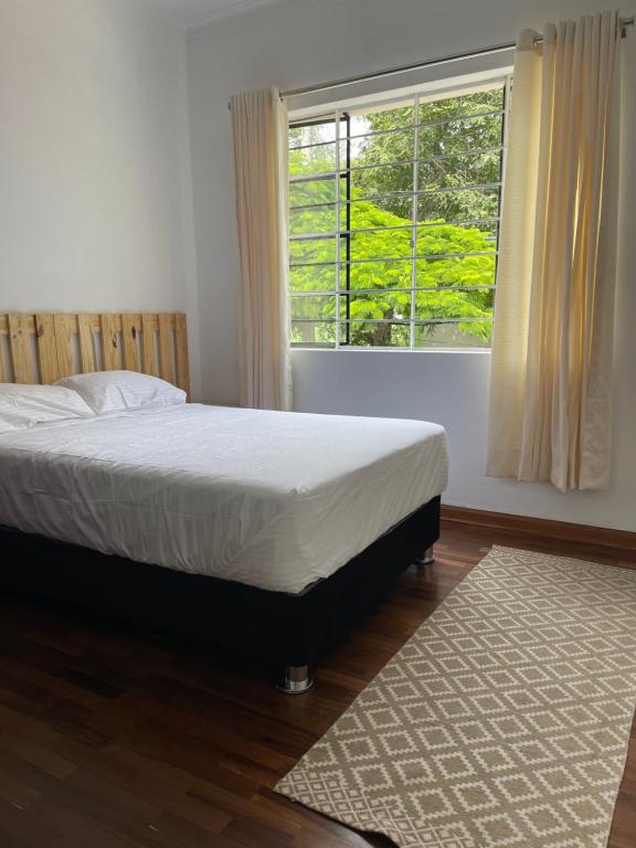 1 dormitorio con cama y ventana en Casaroma Hostels en Lima