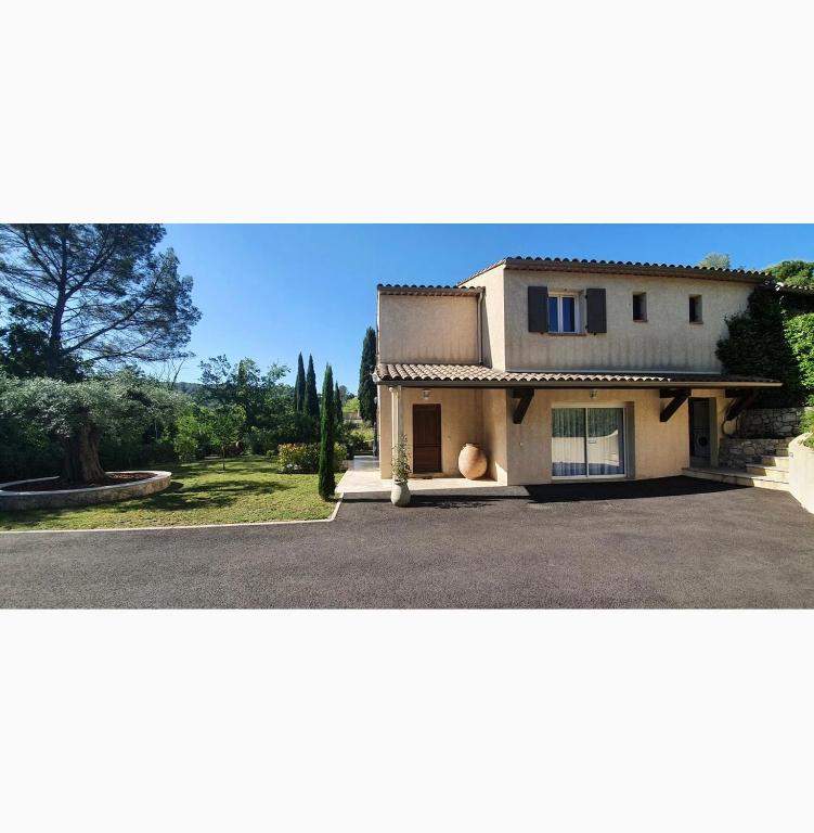 une maison au bord d'une route dans l'établissement Appartement 2 pièces en rez de jardin de 60m2, à Peymeinade