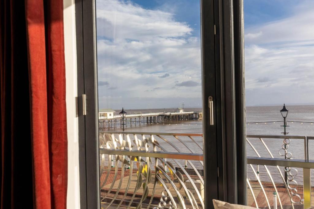 una ventana con vistas a la playa en Luxury 1BR Seafront Apartment en Cardiff