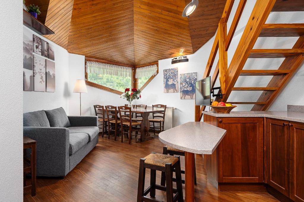 un soggiorno con divano e tavolo di Classbnb - Two apartments 500m from the skilifts a Breuil-Cervinia