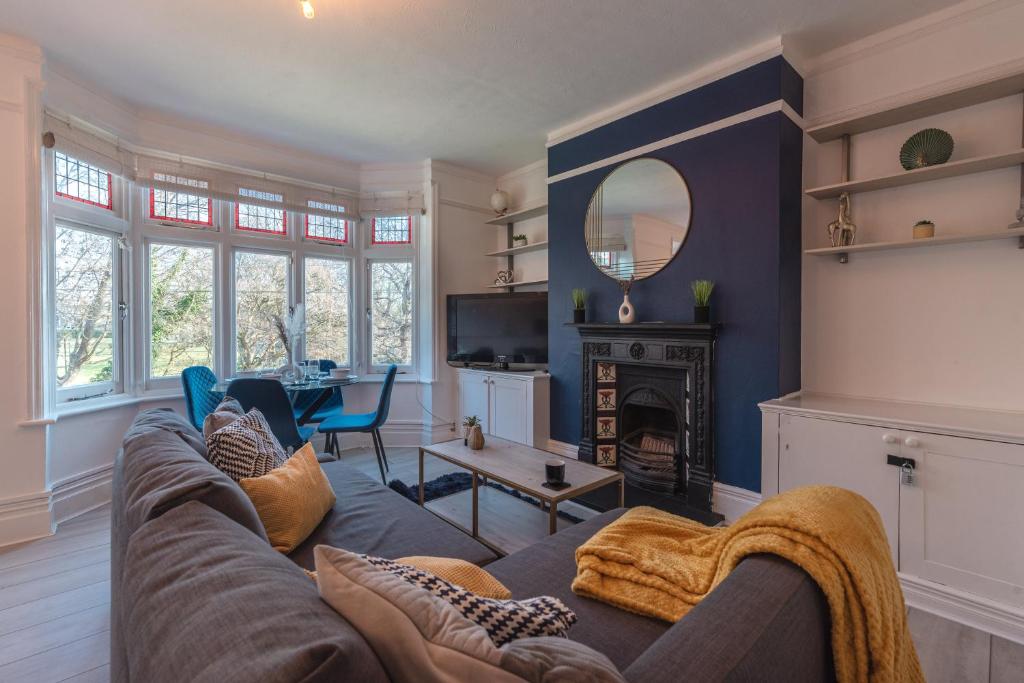 ein Wohnzimmer mit einem Sofa und einem Tisch in der Unterkunft Calverley Place -Long Stay Offer in Royal Tunbridge Wells