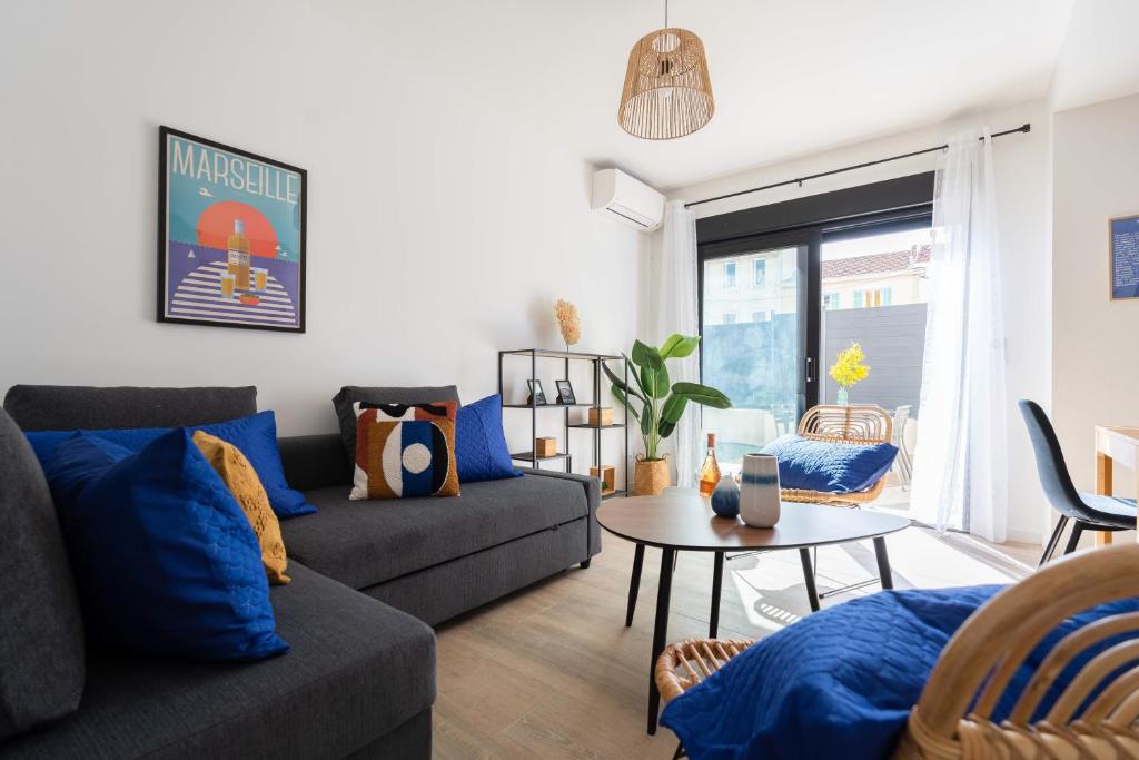 a living room with a couch and a table at MaisonMars - La Maison du Parc 3 - Terrasse Parking in Marseille