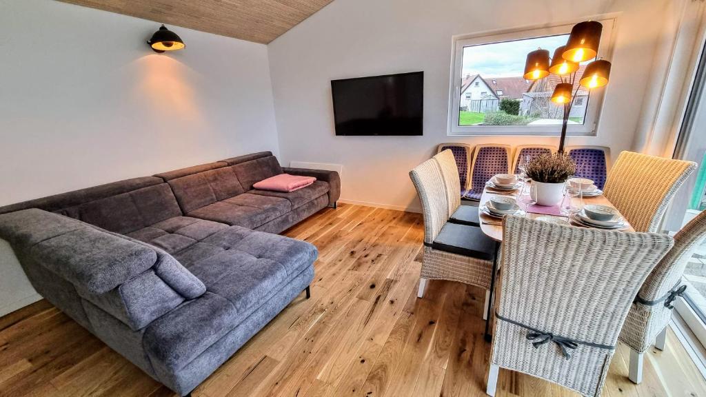 Posezení v ubytování Exklusives Holzhaus mit Bergbahn - Baden-Baden im Schwarzwald