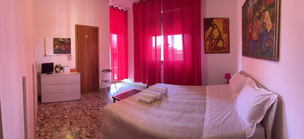 セニガッリアにあるCASA VACANZE Affittacamere Senigallia 158のベッドルーム1室(赤いカーテン付きの大型ベッド1台付)