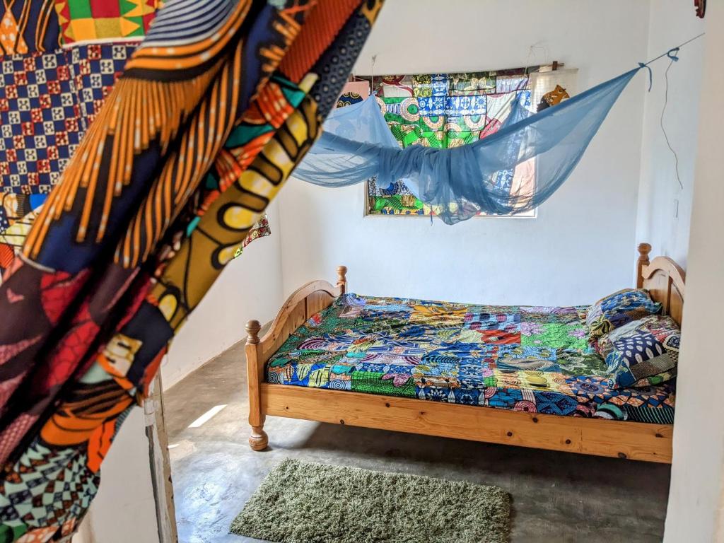 a bedroom with a bed and a bunk bed at Chambres d'hôtes - Chez Mama Sêdjro in Porto-Novo