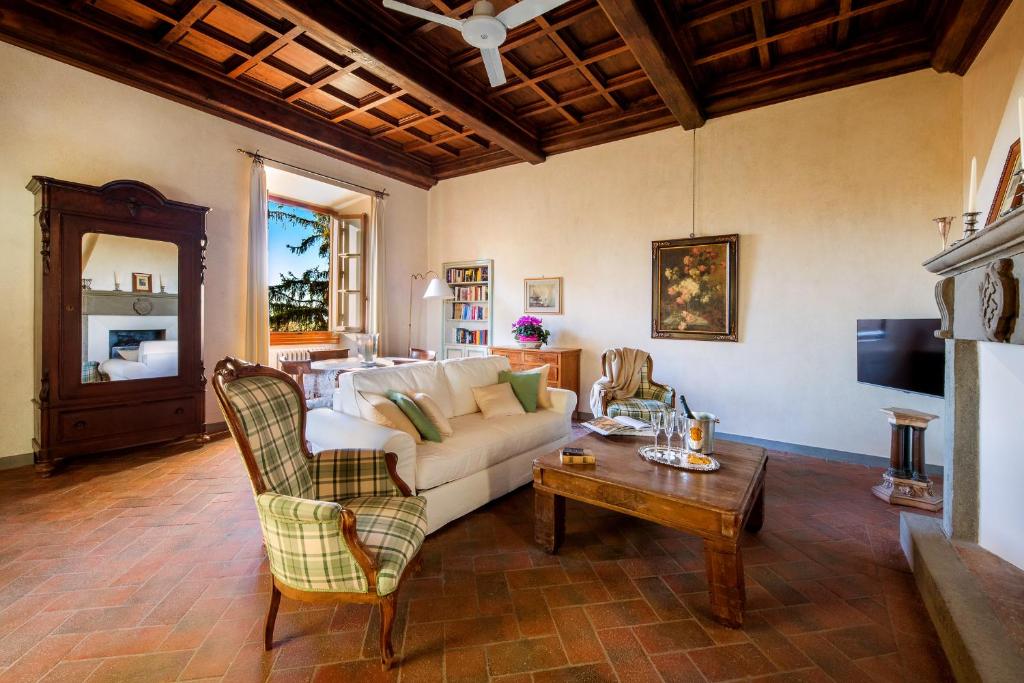 un salon avec un canapé et une table dans l'établissement Castello di Cafaggio, à Impruneta