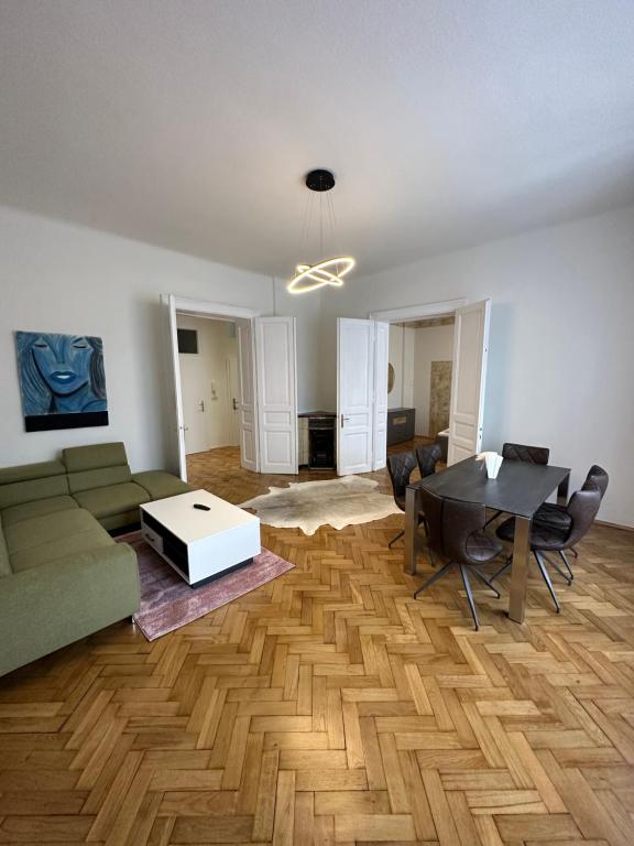 グラーツにあるARTLIVING Apartment-Top 3 Self check-inのリビングルーム(ソファ、テーブル付)