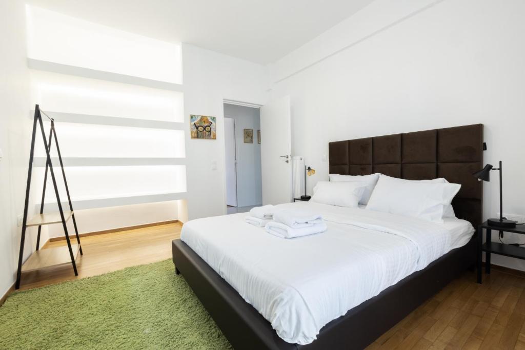 sypialnia z dużym łóżkiem i zielonym dywanem w obiekcie Comfort Sunny Hub with 2 bdr w Atenach