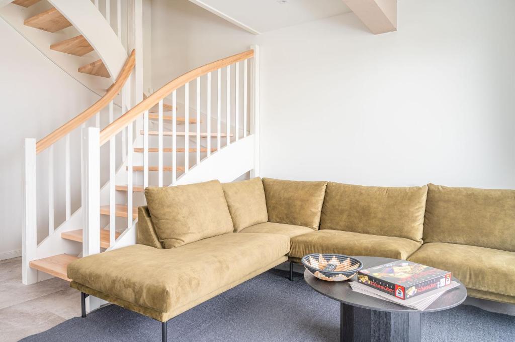 een woonkamer met een bank en een tafel bij Haus Badestrand Badestrand 3 in Born