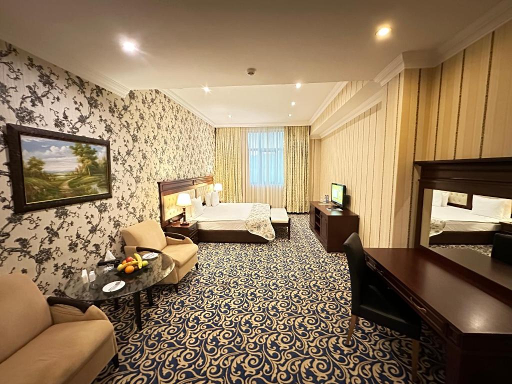 巴库Modern Hotel的酒店客房设有床和客厅。