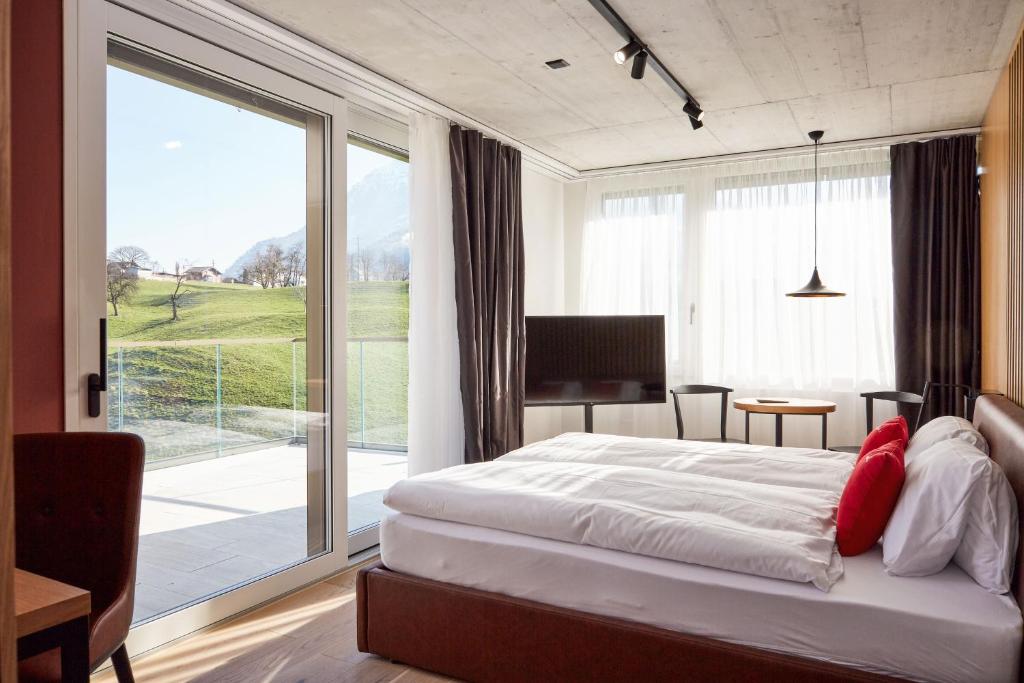 Postel nebo postele na pokoji v ubytování Tailormade Hotel RIGIBLICK Küssnacht