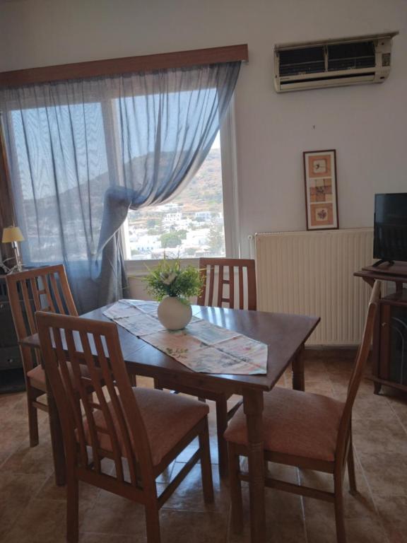 TV a/nebo společenská místnost v ubytování ΒΕΝ ΚΙΝΙ