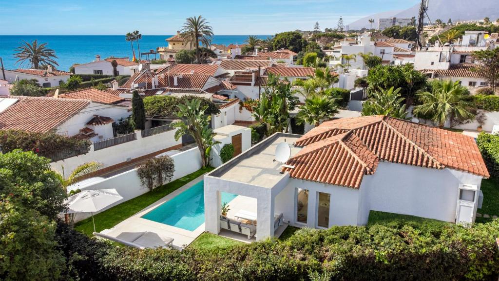 - une vue aérienne sur une maison avec une piscine dans l'établissement Casa Blanca, à Marbella