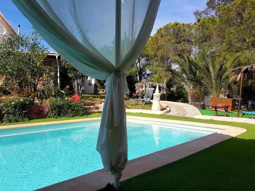 Bazén v ubytování ROMANCE Valdareina, Piscine chauffée, Bénagil-Carvoeiro nebo v jeho okolí