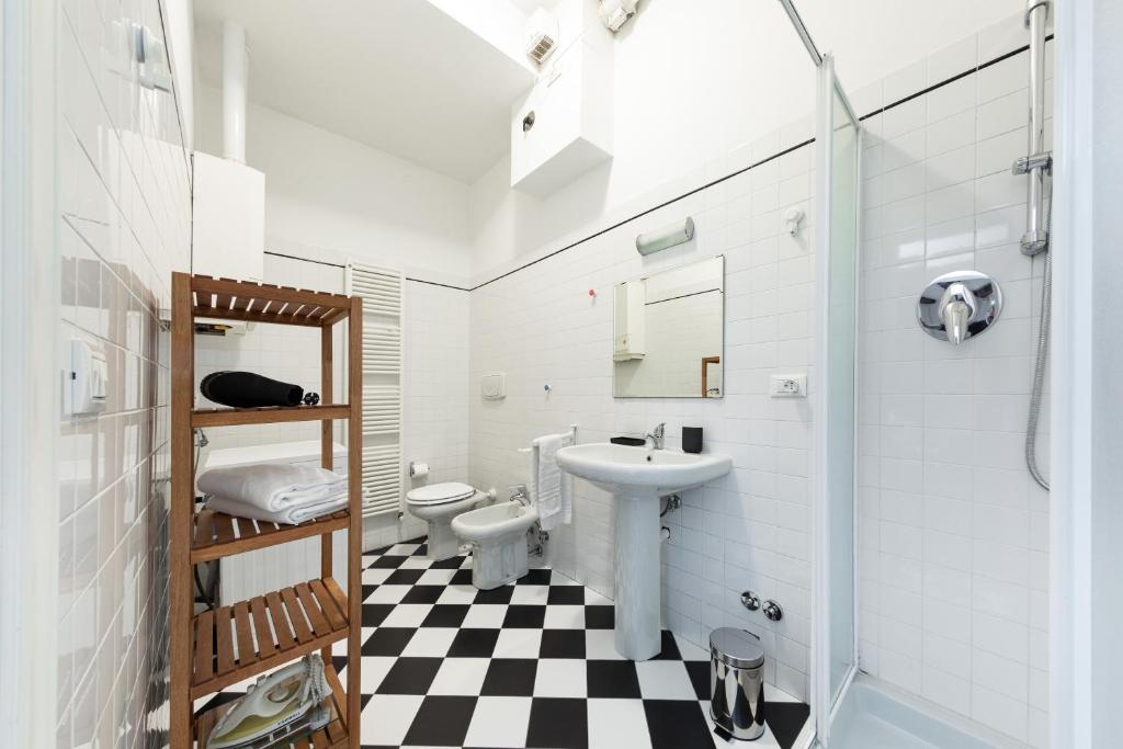 A bathroom at HouSmart Miramonte 3