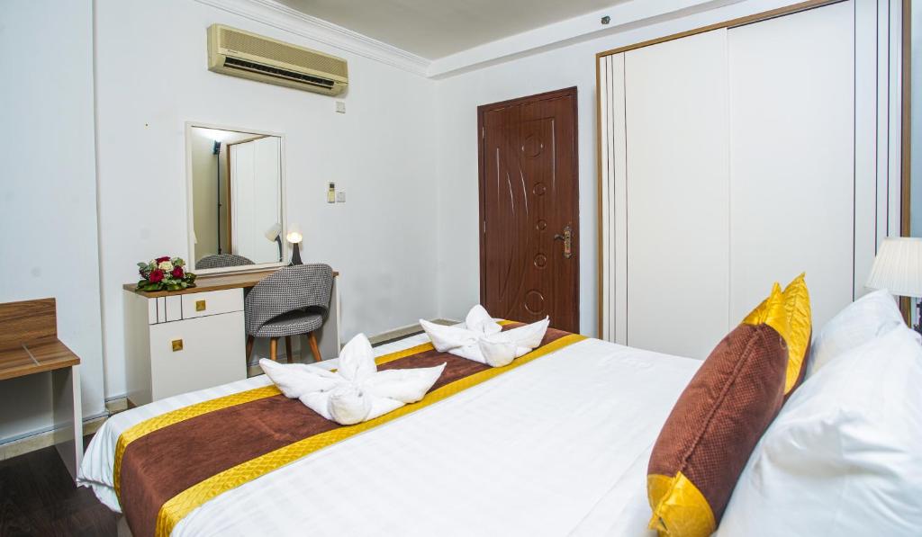 Postel nebo postele na pokoji v ubytování La Villa Suites Hotel