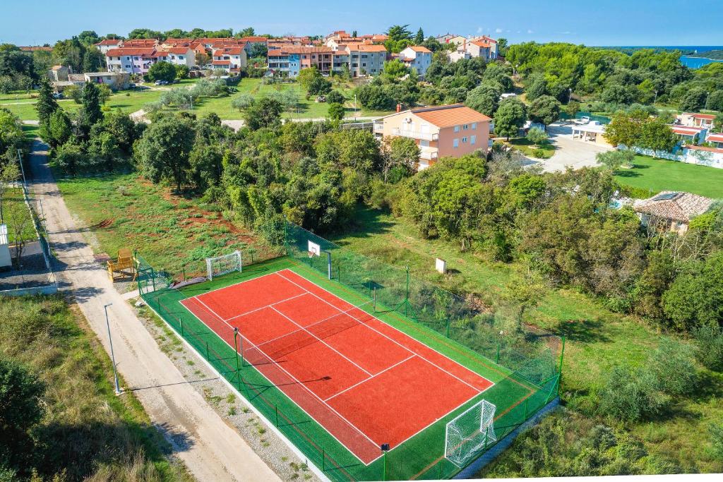 Tenis a/nebo squash v ubytování Apartments Rok nebo okolí