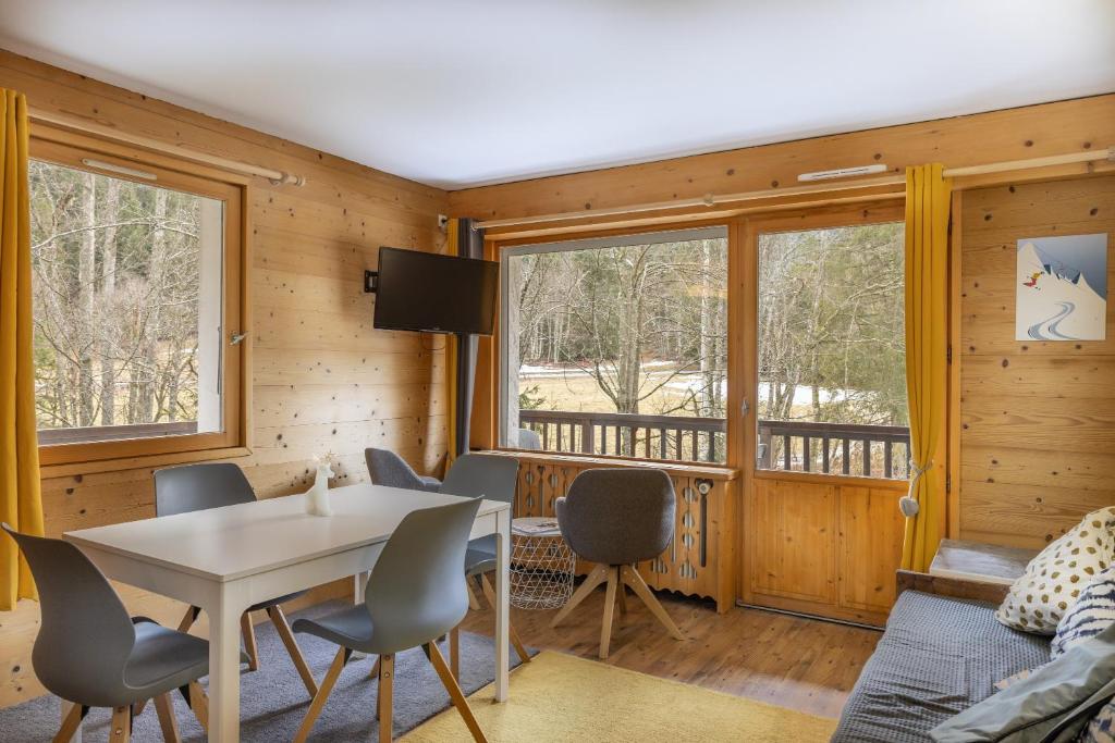 un salon avec une table et des chaises dans l'établissement Appartement 4 à 5 personnes, aux Contamines-Montjoie