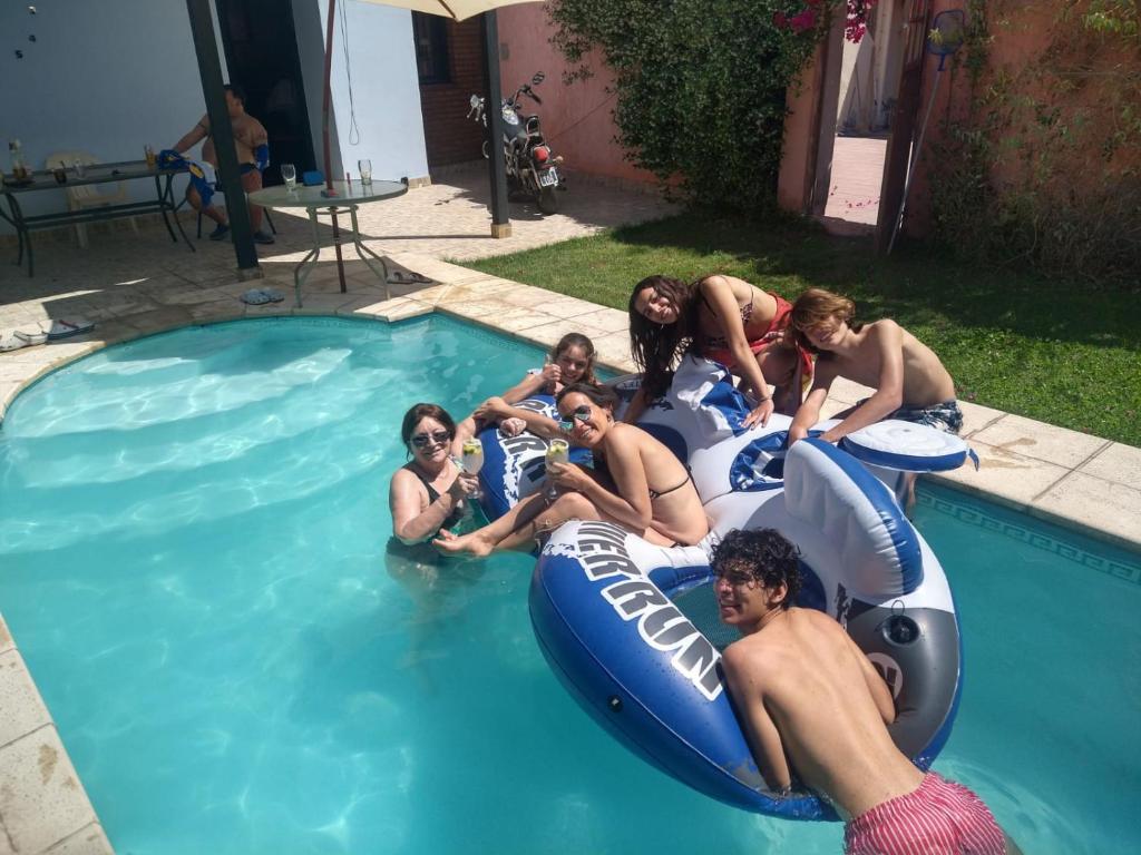 un grupo de personas en una piscina en un inflable en EDU`S HOUSE IIi en Guaymallén