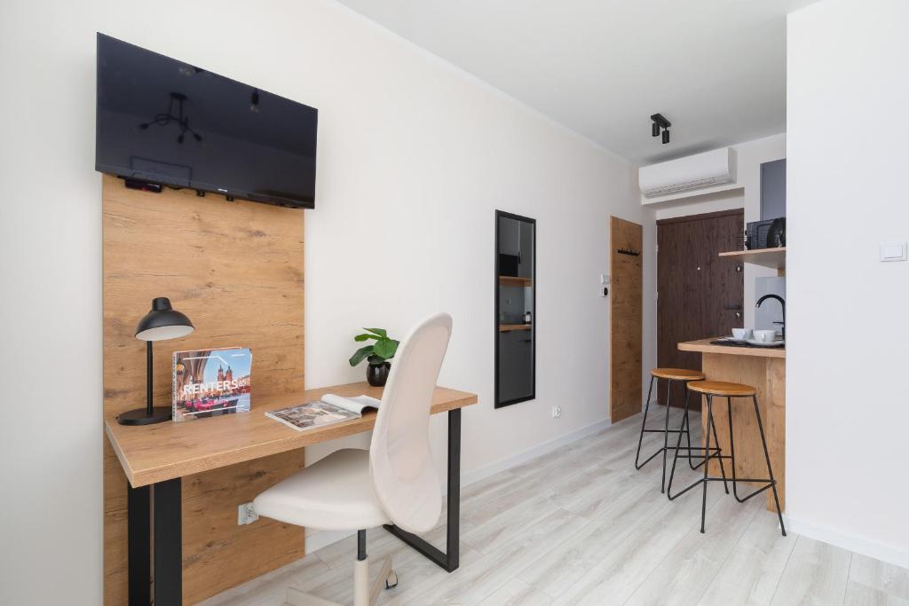 Televízia a/alebo spoločenská miestnosť v ubytovaní Modern Studio Cracow Rakowicka 14 by Noclegi Renters