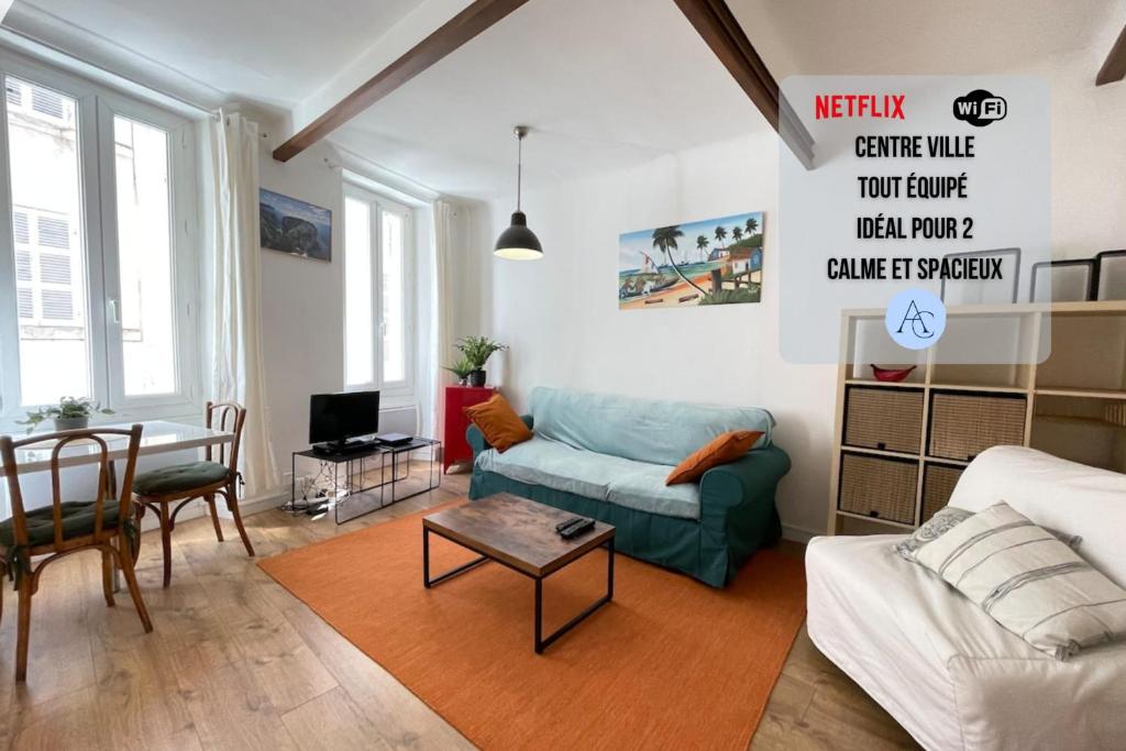 uma sala de estar com um sofá e uma mesa em Le Méditerranéen T2 WifiNetflix CityCenter em Marselha