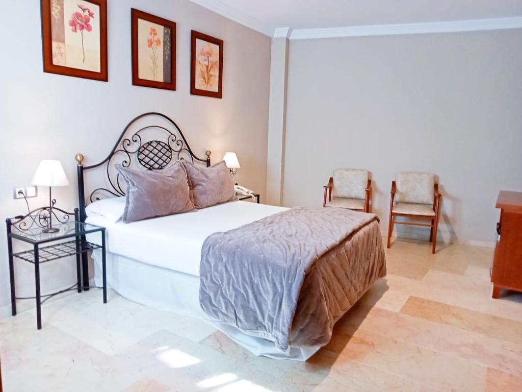Postel nebo postele na pokoji v ubytování Hotel Sol Sanlúcar